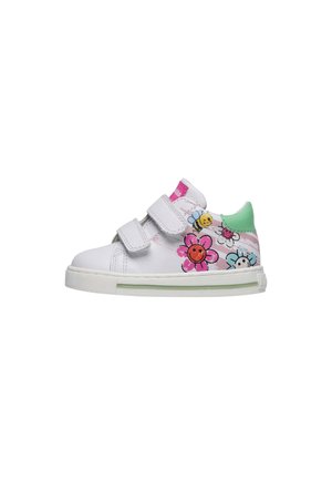 Hvid børnesneaker med to velcrobånd, grøn hæl og farverige, smilende blomst og bi designs på siden.