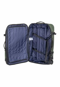 Sac de voyage vert avec double fermeture éclair. L'intérieur présente une doublure bleu marine, une poche en filet et des sangles de maintien. Comprend des roues pour un transport facile.