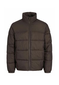 Chaqueta acolchada en marrón oscuro con un alto cuello, cremallera frontal completa y patrones de costura en cuadros. Los puños tienen bandas elásticas para un mejor ajuste.