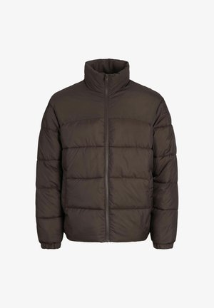 Chaqueta acolchada en marrón oscuro con un alto cuello, cremallera frontal completa y patrones de costura en cuadros. Los puños tienen bandas elásticas para un mejor ajuste.