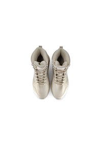 Beige högskor med texturerat material, förstärkta öglor och vadderad krage. Snören går genom öglorna; gummisula synlig.