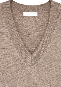 Beige adīta džemperis ar dziļu V-veida dekoltē, ribotām kakla malām un teksturētu audumu, kas ir mīksts un viegls.