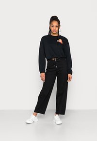 New Balance ESSENTIALS SUPER BLOOM CREW - Sudadera - black