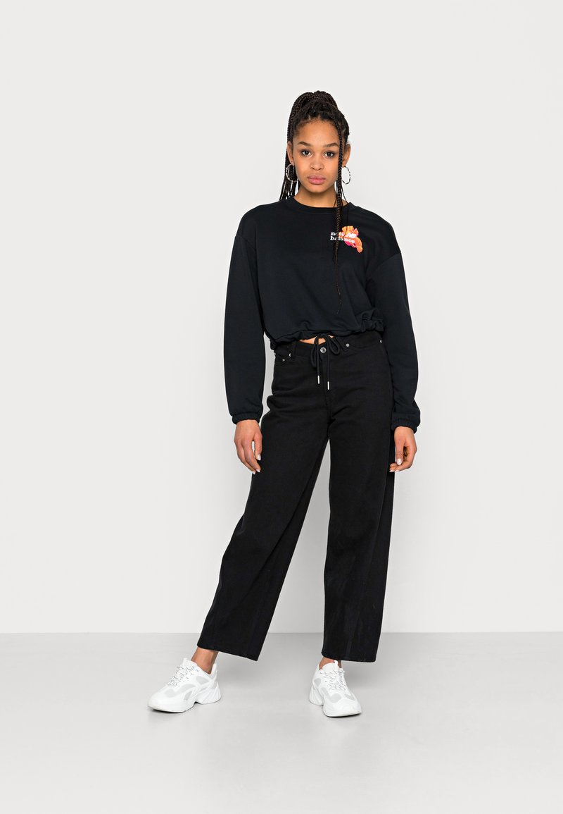 Damen Sweatshirts | New Balance ESSENTIALS SUPER BLOOM CREW Sweatshirt black/schwarz - FF40310 Damen Sweatshirts | New Balance ESSENTIALS SUPER BLOOM CREW Sweatshirt black/schwarz - FF40310