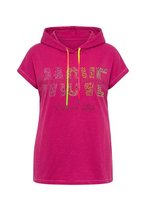 Top con cappuccio a maniche corte di un rosa acceso con scritta "WORLD" in strass multicolore e coulisse giallo neon e arancione sul cappuccio.