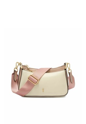 Mała beżowa torebka o gładkiej fakturze, szeroki regulowany różowy pasek oraz złote detale okuciowe na białym tle.