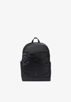 Zaino nero testurizzato con tasca frontale con cerniera, dettagli in corda elastica e maniglia superiore per il trasporto su sfondo bianco.