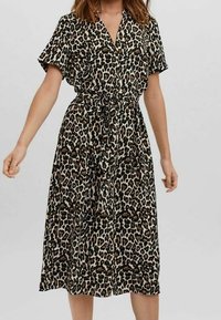 Klänning med leopardmönster, korta ärmar, knäppning framtill, midjebälte, knälång, gjord av lätt material, med svarta och bruna mönster.