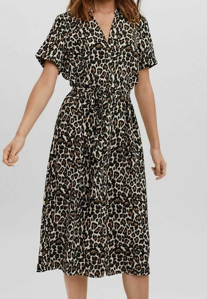 Klänning med leopardmönster, korta ärmar, knäppning framtill, midjebälte, knälång, gjord av lätt material, med svarta och bruna mönster.