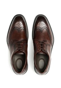 Une paire de chaussures habillées en cuir brun foncé poli, avec des détails en forme de aile et des lacets, vue de dessus sur un fond blanc.