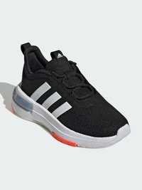 Černé sportovní tenisky s texturovanou síťovinou, bílé mezipodešve a třemi bílými pruhy. Mají poutko a oranžové akcenty na podešvi.