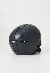 Granatowy kask narciarski o gładkiej powierzchni, z otworami wentylacyjnymi i paskiem podbródkowym. Posiada logo z przodu oraz zaokrąglony, aerodynamiczny kształt.