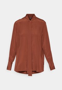 Blouse en satin brun avec manches longues, col montant et détail de nœud à l'avant. Texture lisse avec une coupe décontractée et un ourlet droit.
