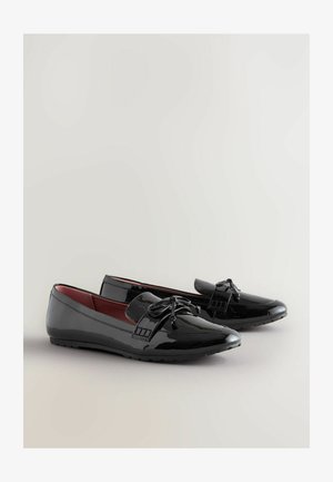 Svarta blanka lädersko med rund tå, snörning och röd innersula. Platta sulor med ett mönster för bättre grepp.