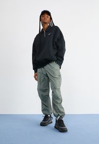 Nike Sportswear AIR MAX FURYOSA SE - Sportbačiai - black/metallic dark grey/anthracite