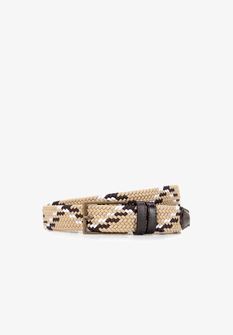 Cinturón trenzado beige con rayas negras y blancas, con una hebilla rectangular de latón y presillas de cuero marrón oscuro.