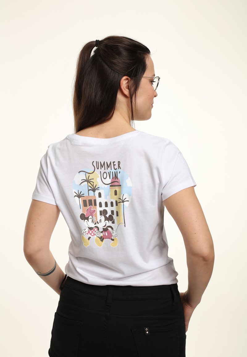 Weißes Baumwoll-T-Shirt mit dem Grafikdruck "SUMMER LOVIN'" und Illustrationen von Mickey und Minnie Maus, Palmen und einem Gebäude auf der Rückseite.