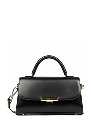 Borsa a mano in pelle nera con un design strutturato, manico superiore e minuteria dorata. Presenta una chiusura a pattina e una tracolla regolabile.
