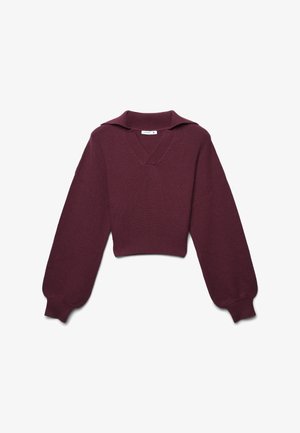 Bordowy sweter dzianinowy z dekoltem w serek i szerokimi ramionami, z długimi, puszystymi rękawami i krótkim dołem. Teksturowany materiał nadaje głębi.