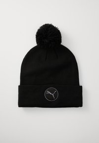 Cappello a maglia nero con risvolto, dotato di una patch rotonda grigia con un logo di un gatto che salta e un grande pompon nero sopra.