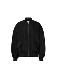 Veste bomber noire avec fermeture éclair devant, poignets et ourlet côtelés, deux poches avant à rabat et une poche zippée sur la manche gauche.