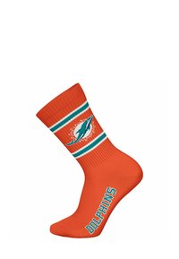 Calcetín naranja con textura acanalada, que presenta un puño a rayas en tonos verde azulado y blanco. Muestra un logo de delfín y "DOLPHINS" en letras azules.