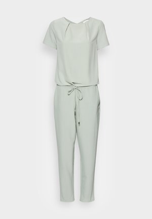 Combinaison courte à manches courtes vert clair avec encolure plissée et ceinture à la taille, dotée d'un pantalon à jambes droites et de poches latérales.