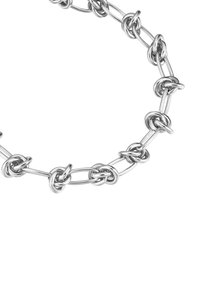 Collar de cadena de plata con eslabones ovalados grandes alternos y grupos de tres anillos entrelazados más pequeños formando un patrón.