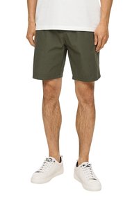 Olijf groene katoenen shorts met een rechte pasvorm, voorzien van zijvakken en een nette zoom. Draag ze met witte sneakers en een simpel wit t-shirt.