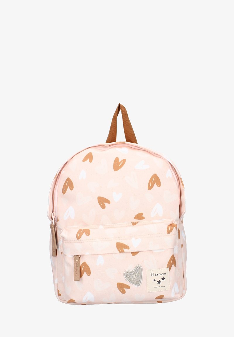 Roze kinder rugzak met een hartpatroon in het wit en bruin. Voorzien van een ritsvak aan de voorkant en een bruine handgreep bovenop. Gemaakt van zacht stofmateriaal.