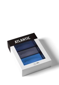 Trzy męskie kąpielówki w odcieniach niebieskiego i szarego, zapakowane w kwadratowe pudełko z czarną pokrywką oznaczoną napisem "ATLANTIC" na białym tle.