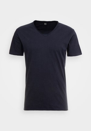 T-shirt à manches courtes bleu marine foncé avec un col en V et une petite étiquette noire à l'intérieur du col, sur un fond blanc uni.