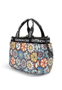 Sac à main en tissu multicolore avec des motifs géométriques, poignées en logo noir, base ronde et fermeture à cordon. Détail de surface texturée visible.
