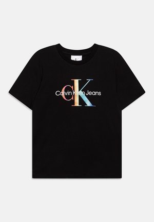 Czarny t-shirt z krótkim rękawem z tęczowym "cK" i białym logo "Calvin Klein Jeans" na przodzie.