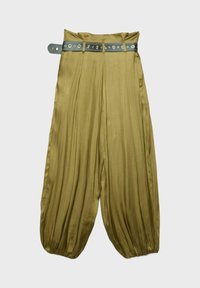 Pantalon large taille haute vert olive avec ourlets froncés et ceinture vert foncé ornée d'œillets argentés et d'une boucle.