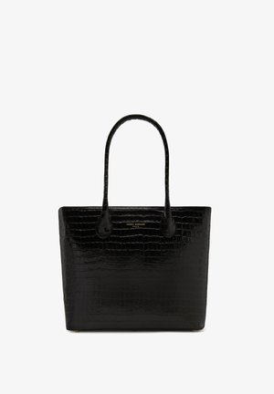 Zwarte tote bag met krokodillenprint, twee handvatten, gladde textuur, rechthoekige vorm, gouden logo-details aan de voorkant, en een platte bodem.