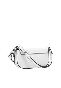 Biała skórzana torebka crossbody o zaokrąglonym kształcie, z czarnym wykończeniem, regulowanym paskiem i metalowymi akcentami. Gładka tekstura z zapięciem na klapkę.