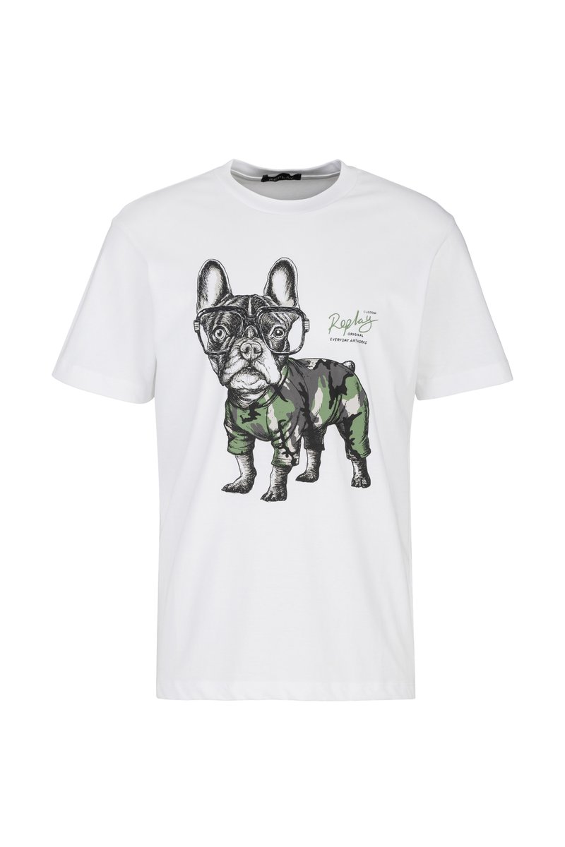 Witte katoenen t-shirt met een zwart en groene geïllustreerde Franse bulldog met een bril, gedetailleerd met een outfit met camouflagepatroon.