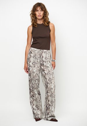 Bruin mouwloos topje gecombineerd met hoge taille, wijd uitlopende broek in een licht en donker slangenprintpatroon. Gladde stof met een ontspannen pasvorm.