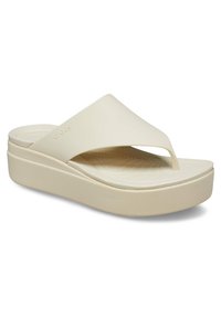 Infradito con piattaforma di colore crema, dotate di una fascia larga, realizzate in materiale leggero, con un fondo testurizzato e un design minimalista.