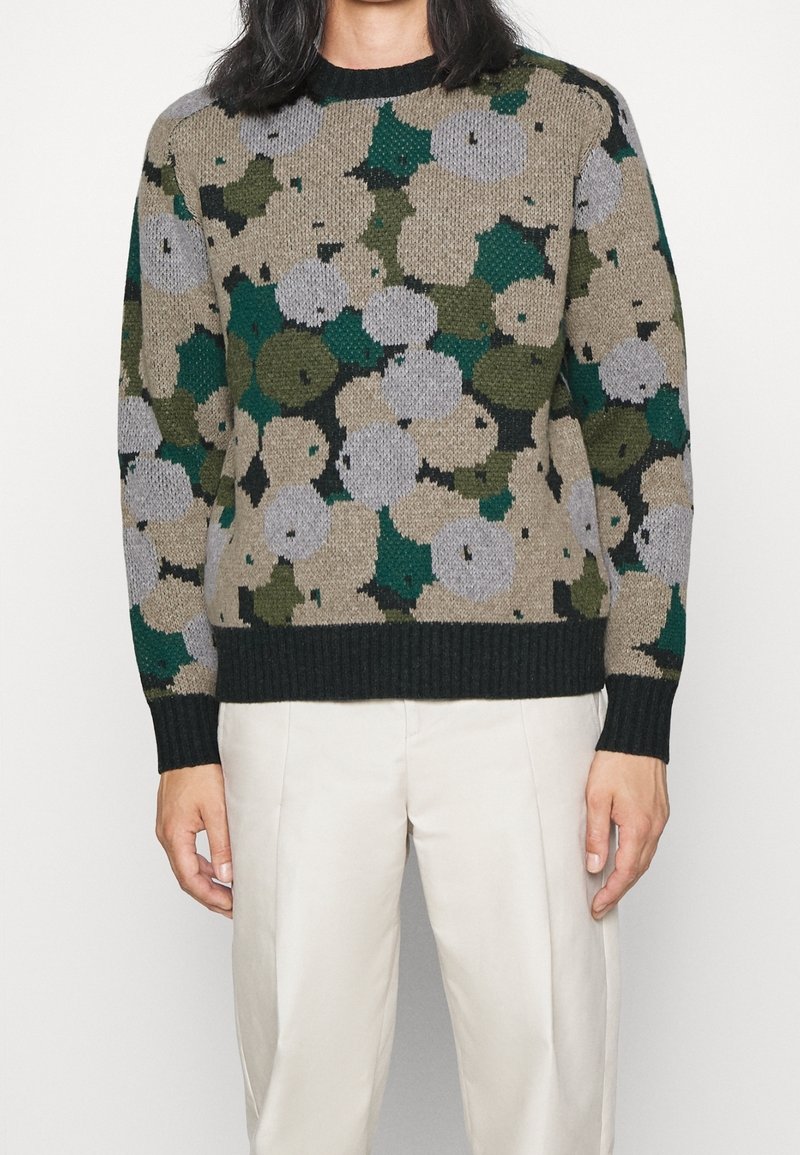 Strickpullover mit floralem Muster in Beige, Grün und Grau. Verfügt über einen gerippten schwarzen Kragen und Bündchen sowie einen lässigen Schnitt.