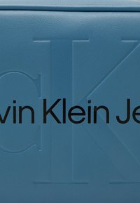 Calvin Klein Jeans SCULPTED CAMERA MONO - Torba preko tijela - dusk blue