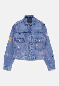 Giacca di denim con un lavaggio azzurro chiaro, caratterizzata da motivi geometrici ricamati in colori pastello. Chiusura con bottoni, due tasche sul petto e maniche lunghe.