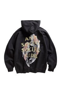 Czarna bluza z kapturem z teksturowanym nadrukiem ryby z kolorowymi łuskami oraz napisem "ANTI SOCIAL SOCIAL CLUB" w grubych, kontrastujących literach.