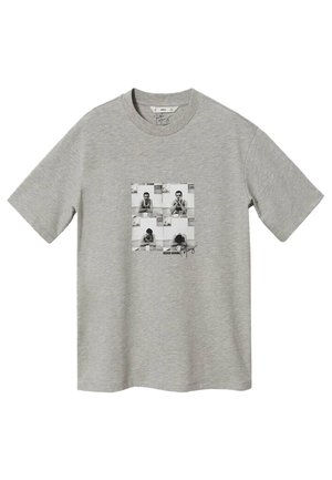 Grå t-shirt med korte ærmer med fire sort-hvide billeder af en mand i forskellige positurer og teksten "Never Boring" på forsiden.