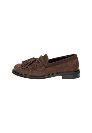Mocassin en daim marron avec semelle noire, décoré d'un pompon et de détails en franges sur le dessus.