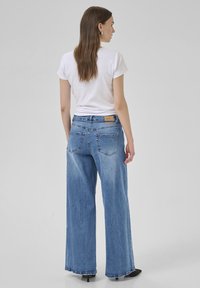 My Essential Wardrobe MID WIDE - Flared-farkut - medium blue wash