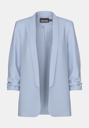 Lyseblå blazer med skreddersydd passform, glatt tekstur, sjalkrage og oppbrettede ermer. Merkelappen er synlig på innsiden av kragen.