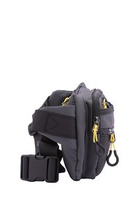 Borsa a cintura in tessuto grigio con dettagli neri, diversi scomparti con cerniera, cerniere gialle, tracolla regolabile e clip laterale per il fissaggio.