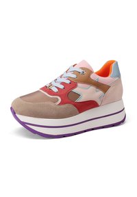 Sneaker multicolore con una combinazione di materiali scamosciati e sintetici. Presenta una suola spessa bianca con accenti viola e lacci blu.